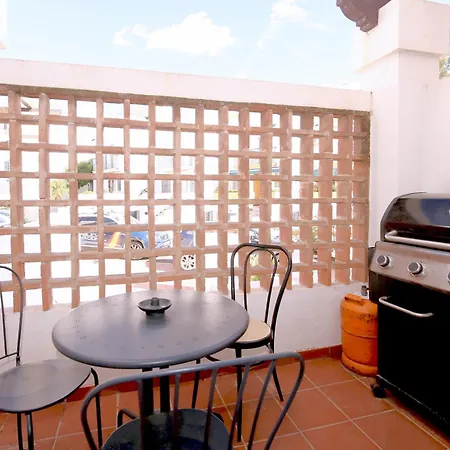 West Townhouse Lara بيت للعطل *