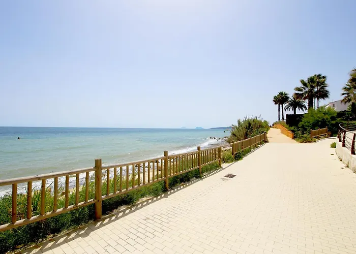 West Townhouse Lara بيت للعطل إِستيبونا